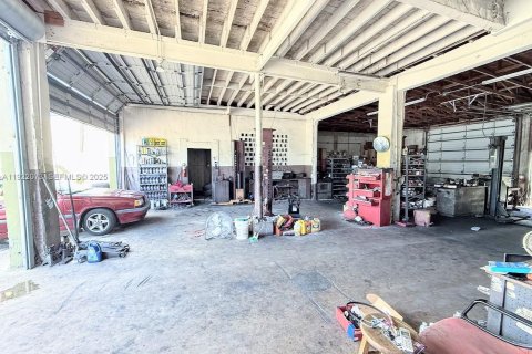 Propiedad comercial en venta en Miami, Florida № 2038822 - foto 15