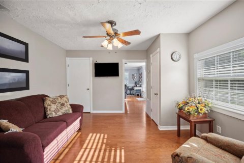 House in Dover, Florida 4 bedrooms, 176.14 sq.m. № 1673208 - photo 30