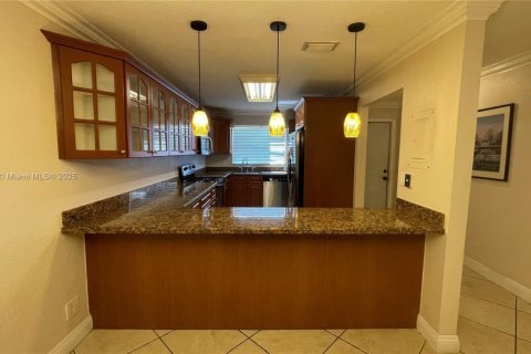 Townhouse in Pembroke Pines, Florida 3 bedrooms, 136.75 sq.m. № 1971012 - photo 4