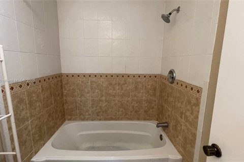 Townhouse in Pembroke Pines, Florida 3 bedrooms, 136.75 sq.m. № 1971012 - photo 21