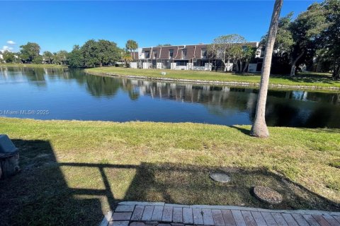 Townhouse in Pembroke Pines, Florida 3 bedrooms, 136.75 sq.m. № 1971012 - photo 3