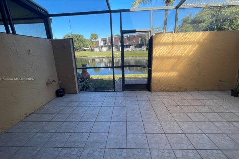 Townhouse in Pembroke Pines, Florida 3 bedrooms, 136.75 sq.m. № 1971012 - photo 10