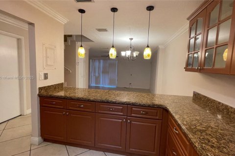 Townhouse in Pembroke Pines, Florida 3 bedrooms, 136.75 sq.m. № 1971012 - photo 5