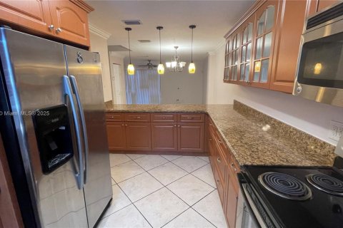 Townhouse in Pembroke Pines, Florida 3 bedrooms, 136.75 sq.m. № 1971012 - photo 8