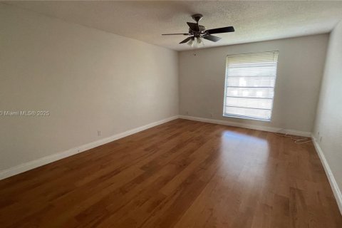 Townhouse in Pembroke Pines, Florida 3 bedrooms, 136.75 sq.m. № 1971012 - photo 13