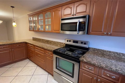 Townhouse in Pembroke Pines, Florida 3 bedrooms, 136.75 sq.m. № 1971012 - photo 11