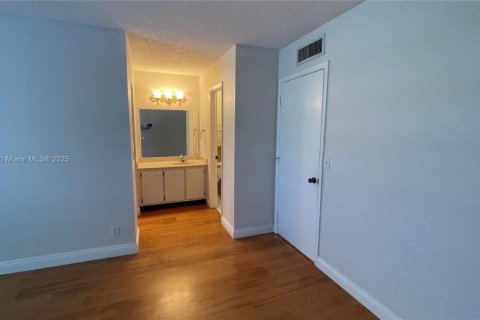 Townhouse in Pembroke Pines, Florida 3 bedrooms, 136.75 sq.m. № 1971012 - photo 14