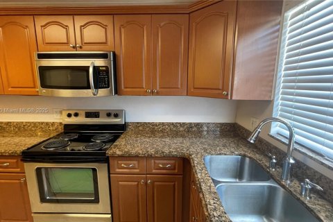 Townhouse in Pembroke Pines, Florida 3 bedrooms, 136.75 sq.m. № 1971012 - photo 6