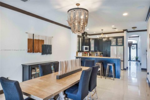 House in Miami, Florida 4 bedrooms, 215.25 sq.m. № 1889404 - photo 10