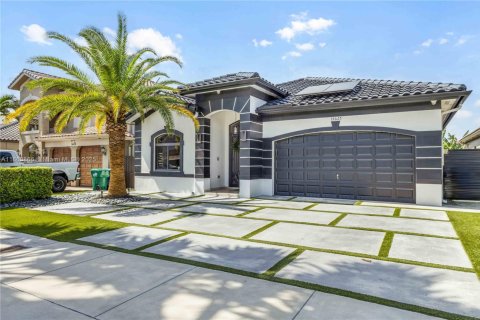 House in Miami, Florida 4 bedrooms, 215.25 sq.m. № 1889404 - photo 1