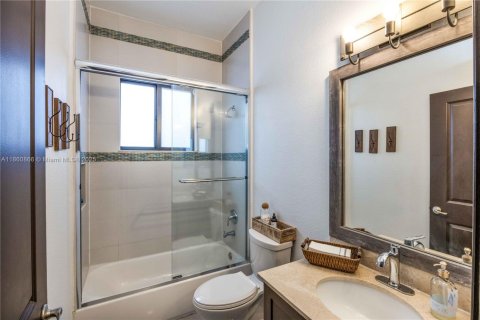 House in Miami, Florida 4 bedrooms, 215.25 sq.m. № 1889404 - photo 15