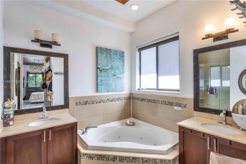 House in Miami, Florida 4 bedrooms, 215.25 sq.m. № 1889404 - photo 13