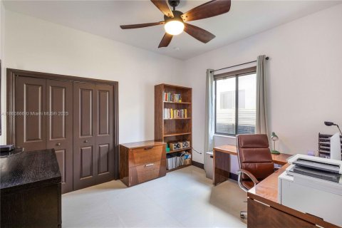 House in Miami, Florida 4 bedrooms, 215.25 sq.m. № 1889404 - photo 14