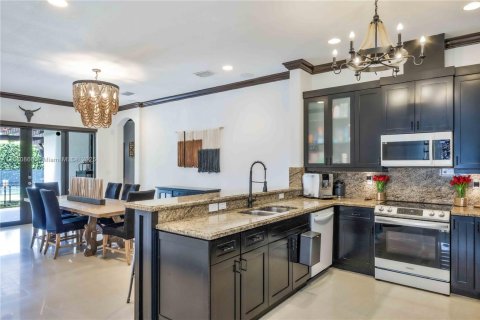 House in Miami, Florida 4 bedrooms, 215.25 sq.m. № 1889404 - photo 9