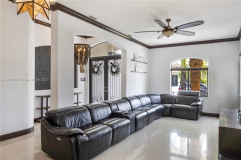 House in Miami, Florida 4 bedrooms, 215.25 sq.m. № 1889404 - photo 8