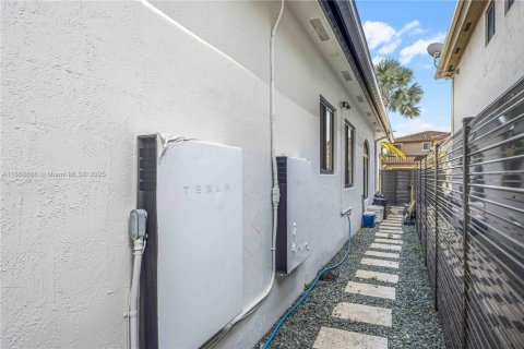 House in Miami, Florida 4 bedrooms, 215.25 sq.m. № 1889404 - photo 3