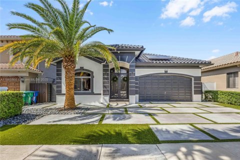 House in Miami, Florida 4 bedrooms, 215.25 sq.m. № 1889404 - photo 2