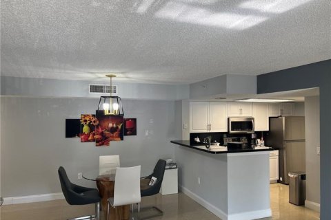 Condo in Coconut Creek, Florida, 2 bedrooms № 2260198 - photo 3