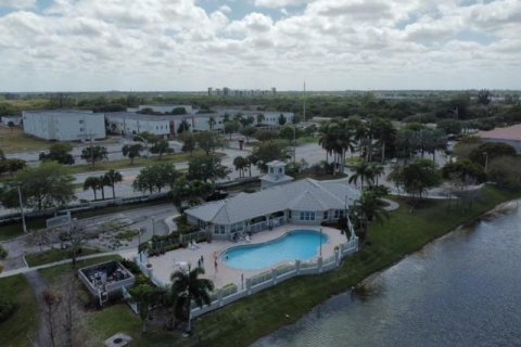 Condo in Coconut Creek, Florida, 2 bedrooms № 2260198 - photo 16