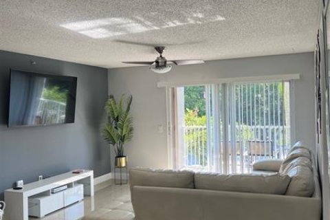 Condo in Coconut Creek, Florida, 2 bedrooms № 2260198 - photo 2