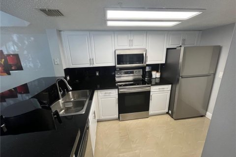 Condo in Coconut Creek, Florida, 2 bedrooms № 2260198 - photo 5