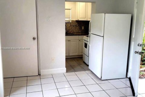 Commercial property in Miami, Florida 292.74 sq.m. № 1938506 - photo 2