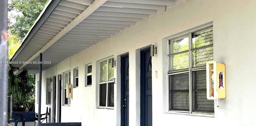 Commercial property in Miami, Florida 292.74 sq.m. № 1938506