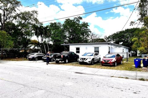 Commercial property in Miami, Florida 292.74 sq.m. № 1938506 - photo 9
