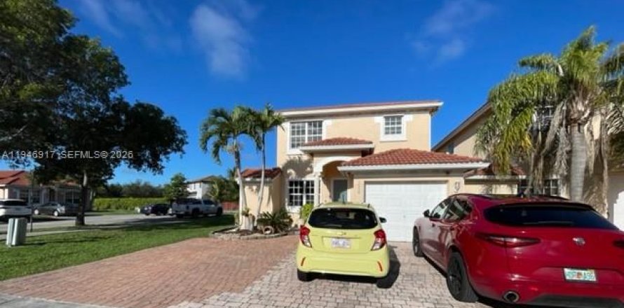 House in Miami, Florida 4 bedrooms, 196.02 sq.m. № 2003079
