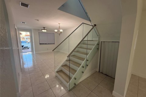 House in Miami, Florida 4 bedrooms, 196.02 sq.m. № 2003079 - photo 11