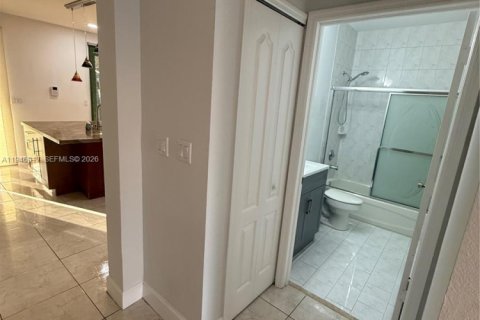 House in Miami, Florida 4 bedrooms, 196.02 sq.m. № 2003079 - photo 14