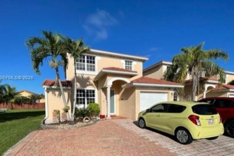 House in Miami, Florida 4 bedrooms, 196.02 sq.m. № 2003079 - photo 2