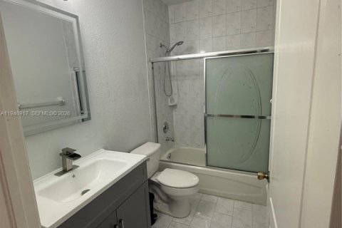 House in Miami, Florida 4 bedrooms, 196.02 sq.m. № 2003079 - photo 12