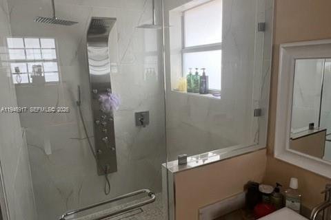 House in Miami, Florida 4 bedrooms, 196.02 sq.m. № 2003079 - photo 8