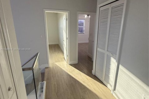 House in Miami, Florida 4 bedrooms, 196.02 sq.m. № 2003079 - photo 21