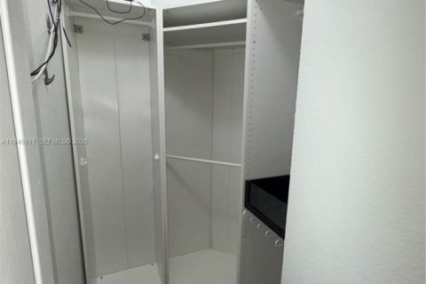 House in Miami, Florida 4 bedrooms, 196.02 sq.m. № 2003079 - photo 23