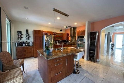 House in Miami, Florida 4 bedrooms, 196.02 sq.m. № 2003079 - photo 5