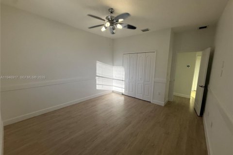 House in Miami, Florida 4 bedrooms, 196.02 sq.m. № 2003079 - photo 20