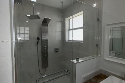 House in Miami, Florida 4 bedrooms, 196.02 sq.m. № 2003079 - photo 26