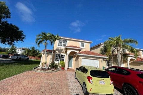 House in Miami, Florida 4 bedrooms, 196.02 sq.m. № 2003079 - photo 3