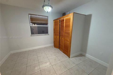 House in Miami, Florida 4 bedrooms, 196.02 sq.m. № 2003079 - photo 13