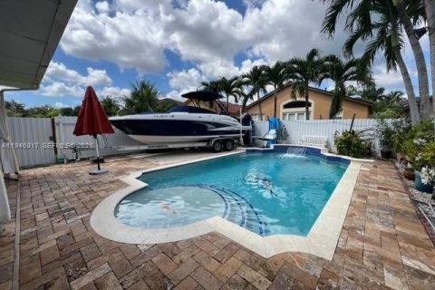 House in Miami, Florida 4 bedrooms, 196.02 sq.m. № 2003079 - photo 4