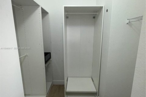 House in Miami, Florida 4 bedrooms, 196.02 sq.m. № 2003079 - photo 24