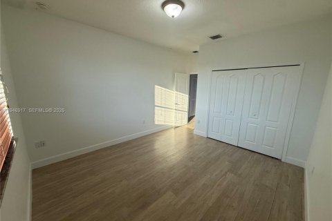 House in Miami, Florida 4 bedrooms, 196.02 sq.m. № 2003079 - photo 17