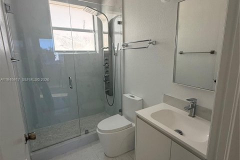 House in Miami, Florida 4 bedrooms, 196.02 sq.m. № 2003079 - photo 18