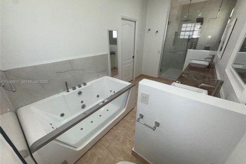 House in Miami, Florida 4 bedrooms, 196.02 sq.m. № 2003079 - photo 25