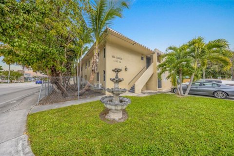 Commercial property in Miami, Florida № 2076661