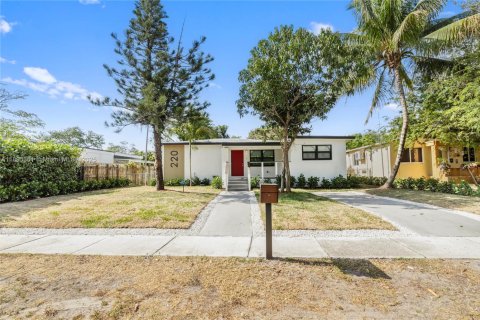 Casa en alquiler en North Miami, Florida, 3 dormitorios, 105.91 m2 № 1947617 - foto 1