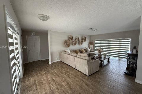 House in Pembroke Pines, Florida 3 bedrooms, 164.62 sq.m. № 2060536 - photo 18