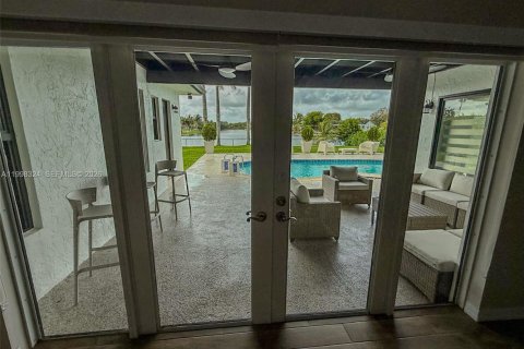 House in Pembroke Pines, Florida 3 bedrooms, 164.62 sq.m. № 2060536 - photo 19